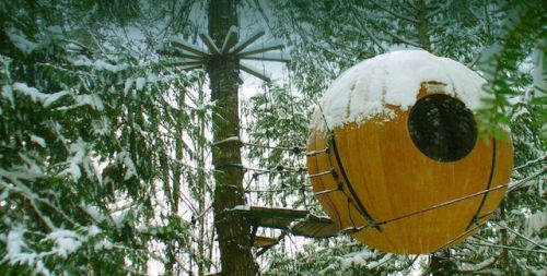 bobbycaputo:  Canada’s Giant Spherical Treehouse Hotels Let You Sleep in the Trees  