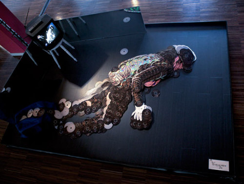 gaksdesigns:  Musician Portraits Made Of Their Own CDs. Artists Mirco Pagano and Moreno De Turco spent more than 200 hours lining up the CDs to achieve a realistic look. What’s incredible is that they used not just some random colorful CDs, but musicians’