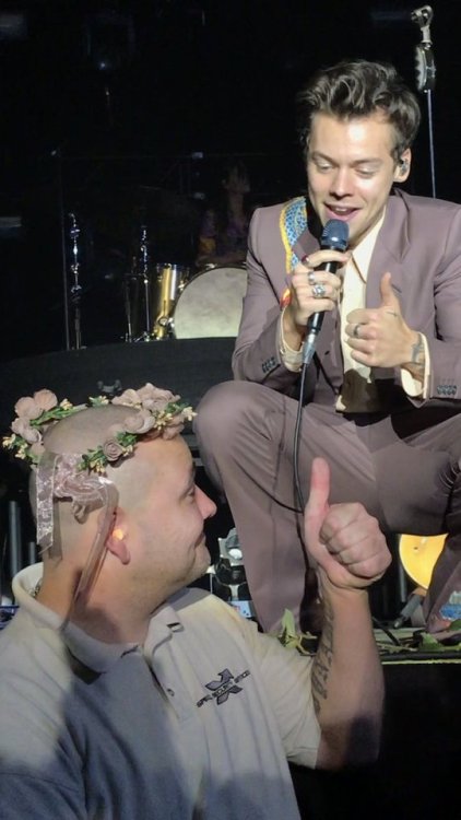 thedailystyles:  @wunderkindharry: CUTEST MOMENT OF THE SHOW: HARRY PLACING A FLOWER CROWN ON A SECURITY GUARD’S HEAD #HarryStylesCologne