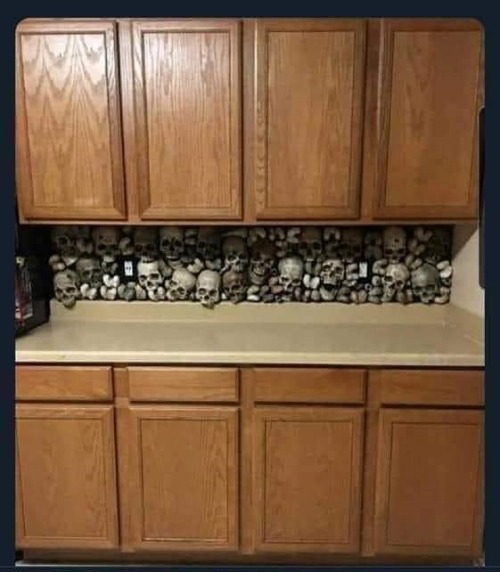 magicalandsomeweirdhometours:

The backsplash is great, but the cabinets are horrific. via FB 