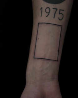 slendergraspongrammar:  Matty’s new rectangle tattoo [x] 