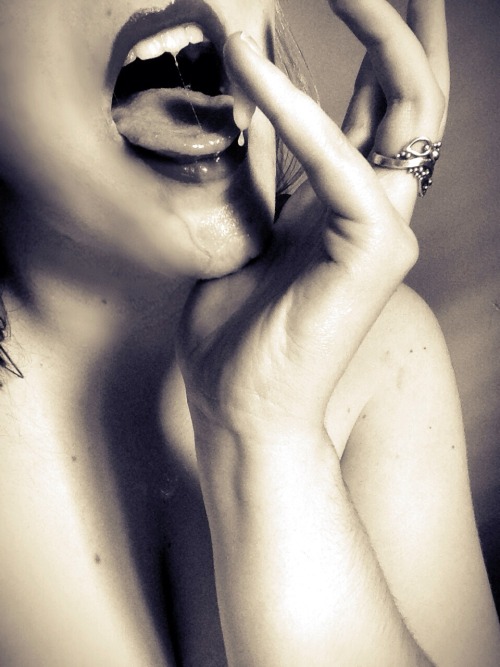 mytightjuicysecret:  A Mo(a)nday treat. Yum.