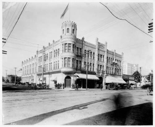 memoriastoica:
“Armory Building on Eighth & Spring, Los Angeles.
Circa 1908.
”