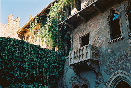 hellomatthieu:  juliet’s balcony by Andrew Ridley on Flickr. 