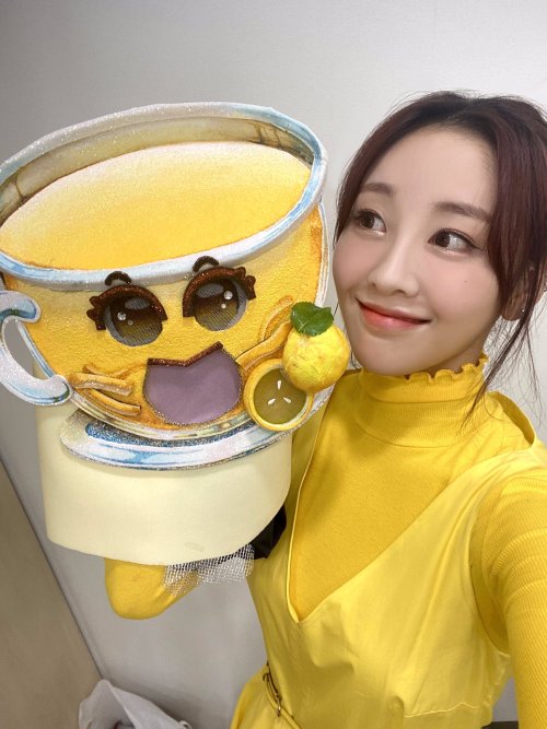 210131 loonatheworld Twitter update[#Yves]Hi, Orbits! ☺️ This is Yuja Tea. I never imagined I’d sing