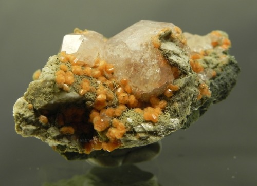 minerali-list:Analcime,  gmelinite-Na,  laumontitePervomaisky quarry (Trudolyubov quarry), Bakhchisa