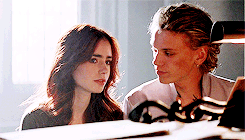caquita-verde:  bucckybarns: “The world, the city, and all its lights and life seemed to have narrowed down to this, just her and Jace, the burning heart of a frozen world.”  "cazadores de sombras” la película ( no se parece al libro