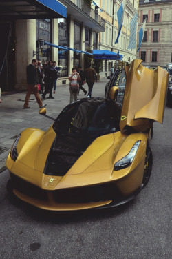 classyhustler:  La Ferrari black & gold