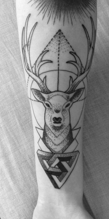 cieloentremispiernas:  Nuevo tatuaje, venado y geometría.
