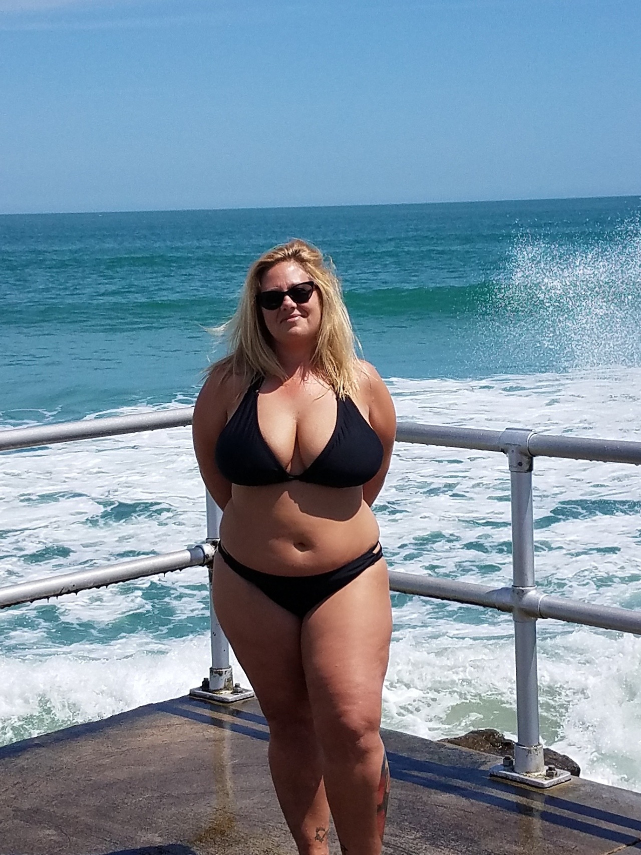 pokerjimandcurvyjen:  Today in Ponce Inlet! Jen loves this bikini, don’t we all!