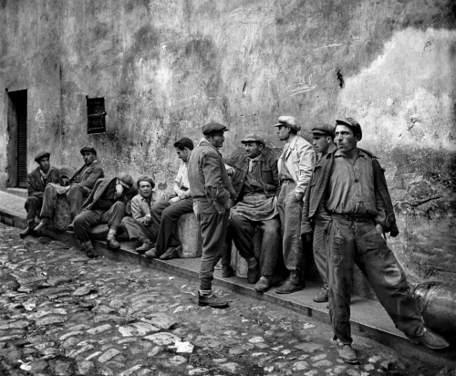 onlyoldphotography:  Ara Güler:Dockworkers waiting to unload ships along the Golden Horn, Istanbul, Turkey, 1954. 