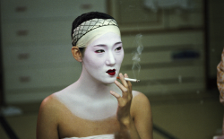 forlovers:  Jodi Cobb | Geisha www.jodicobb.com