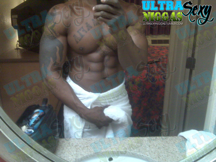 lrblckluv34:  goaltobeswole:  ultrasexyniggas:  [Part 2] Buff Las Vegas trainer Feeling