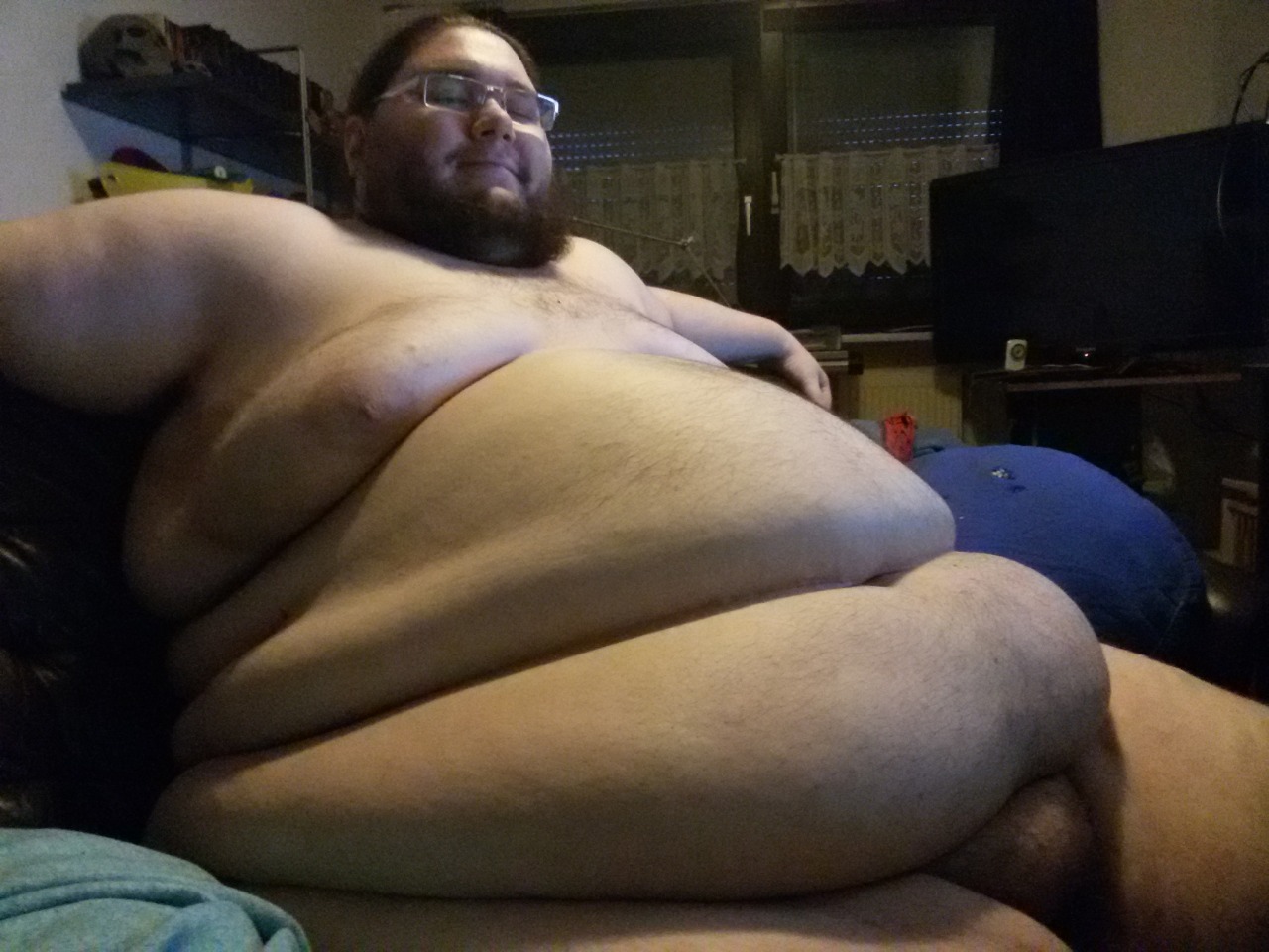 My girlfriend said i shoud show my current weight gain results. My biggest fat roll