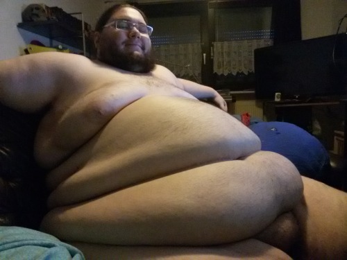 My girlfriend said i shoud show my current weight gain results. My biggest fat roll is getting massive!She needs your help to get me even bigger!