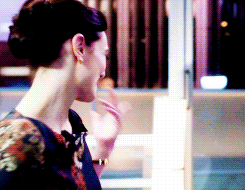 kara-luthors:best continuity on Supergirl Season 2: Kara sneaking a peak at Lena’s boobs