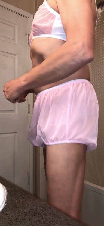 Sometimes, sissy panty briefs fit like bloomers as these do… maybe not so sexy to look at, bu