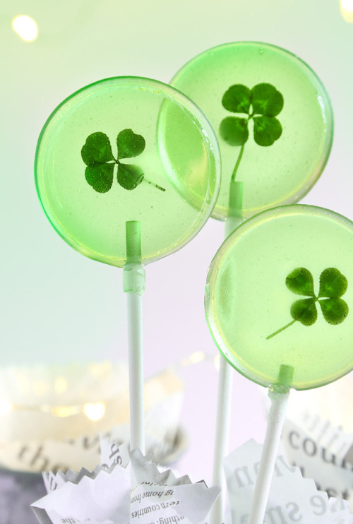 sweetoothgirl:LUCKY FOUR LEAF CLOVER LOLLIPOPS