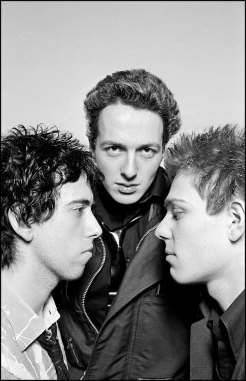 zombiesenelghetto:  The Clash: cover variant for the band’s NME classic cover, photo by Chalkie Davies, 1977 via 