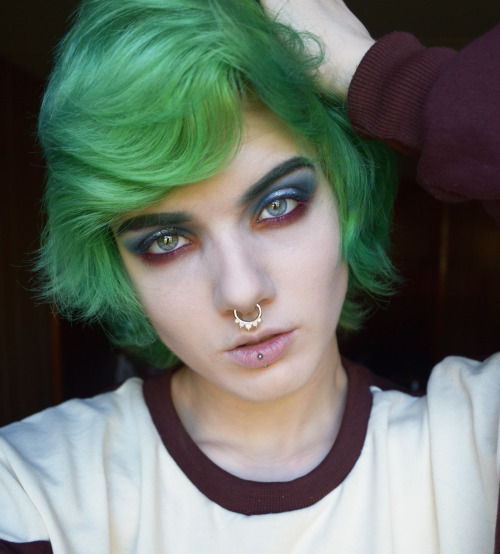 spectredeflector:  ★UNLOCK THA COOL HAIR★(THERE’S A BUNDLE SALE FOR GREEN + YELLOW GOIN’ ON FOR ST. PATTY’S RIGHT NOW!) Today’s makeup with and without a lip~ The color pallet was inspired by Vileplume.  Lipstick is “Androgyny” by Jeffree