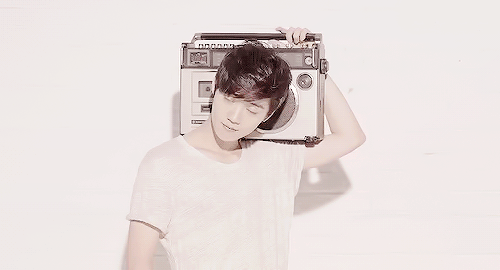 xiundeer:  luhan ▻ press play 