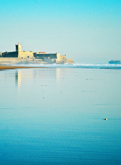 surf4living:  embrassing the roots | welcome to carcavelos, my hometown ph: ana santos  La playa de carcavelosMi veranoMis olasMi felicidad esta ahi