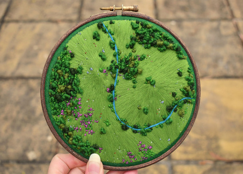 escapekit:Embroidered Landscapes UK-based artist Victoria Rose Richards creates stunning landscapes 