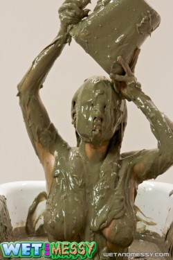 messygirlfreak:  wampicsandgifs:  wetandmessy.com  always love mud baths &lt;3 