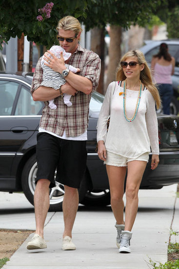 blackknightgargie:Adorable Chris Hemsworth carrying his little princess~ <3  kickstartthefight with-a-box-of-scraps