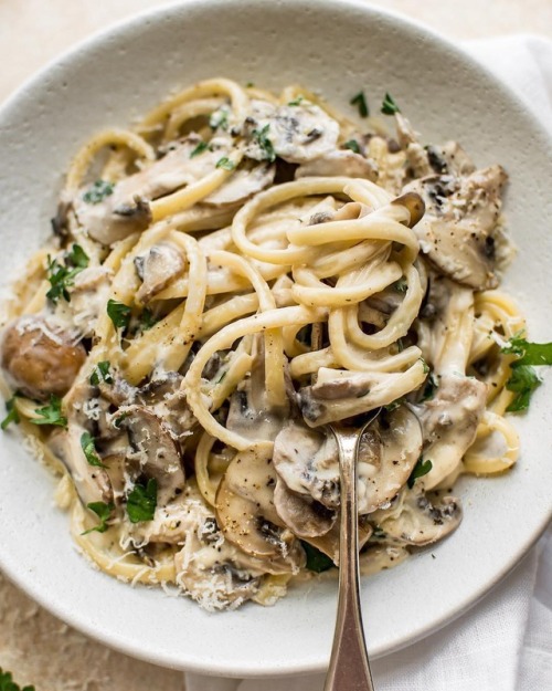 everybody-loves-to-eat - creamy mushroom pasta(source)