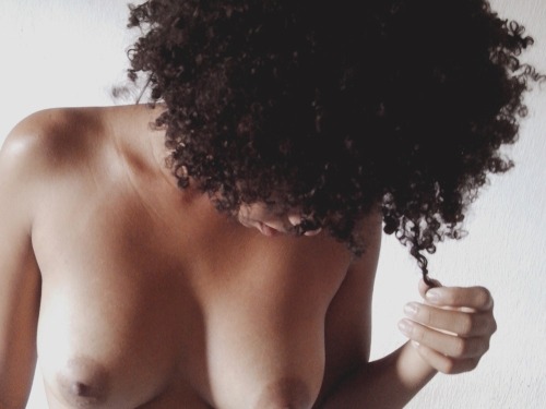 alovelydarkskin:  curls :)