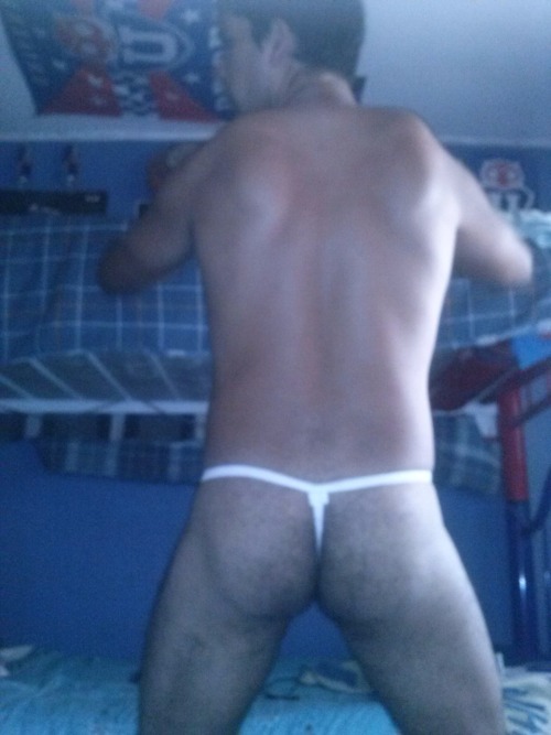 chilenosdebadoo:  Reinaldo, nueva selección de fotos de este porteño fanático de la U, caliente y muy sexy. Me calienta siempre. Ojo que hay un video en el próximo post!!!