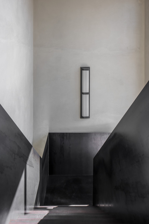 upstairsdownstairsandinbetween:“The Collector” Residence, Framework Studio,Photography by Thomas de 