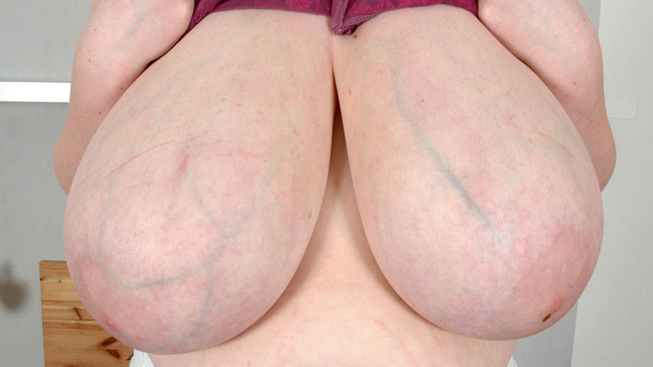 nobreasttoobig:  more 1920px X 1080px desktops