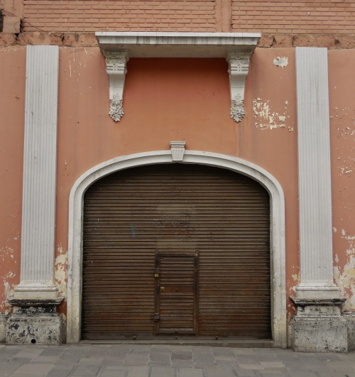 Las Puertas de Arequipa XXXII - Una puerta grande.