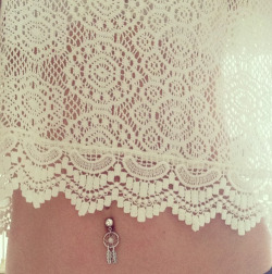 joanaiscute-love:  piercing no umbigo on We Heart It. 