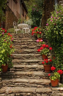 visitheworld:  Conques / France (by Sheila Tough).