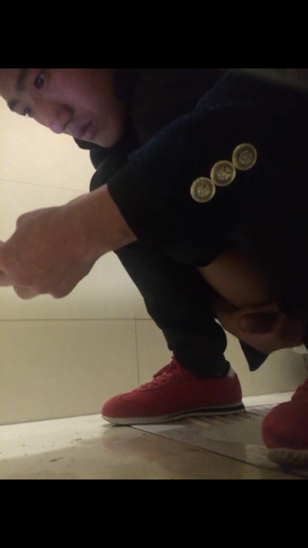 stickyexpress:  Cute Asian guy mobile porning in the next cubicle. 