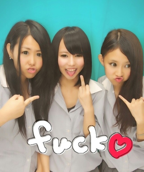 ミドルフィンガー女子