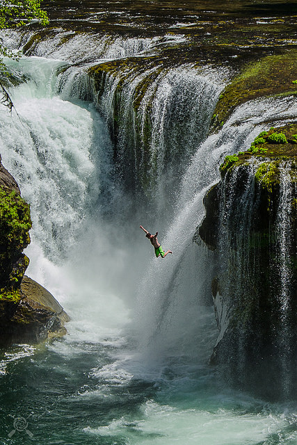 Free fall at the Lower Falls, Gifford Pinchot National Forest / USA (by NWPaddler).