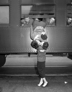 abdullahalyahyaa: American soldier saying goodbye to his girlfriend before he leaves to the Korean war, 1950