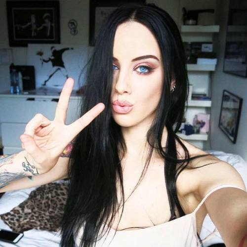 chelseawilson:  go to http://chelseawilson.tumblr.com/tagged/me to see my selfies and a bit more!   I would love to make a mess in side her