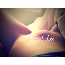 jewellee-official:  오빠 고마워요. 응원해줘서.   Thank you hun. For cheering me up.