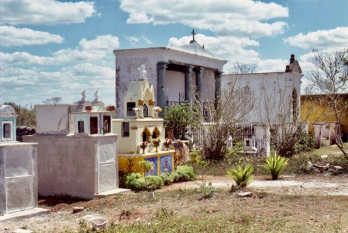 Tres vistas de un cementerio yucateco, cerca de Mérida, 1980.