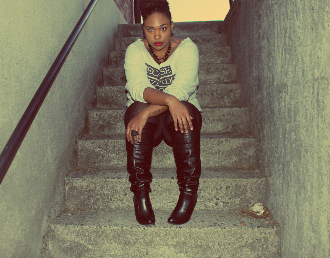 athickgirlscloset:  Love this sweatshirt! Short: DIY Lace Bandlettes Boots: Shoedazzle