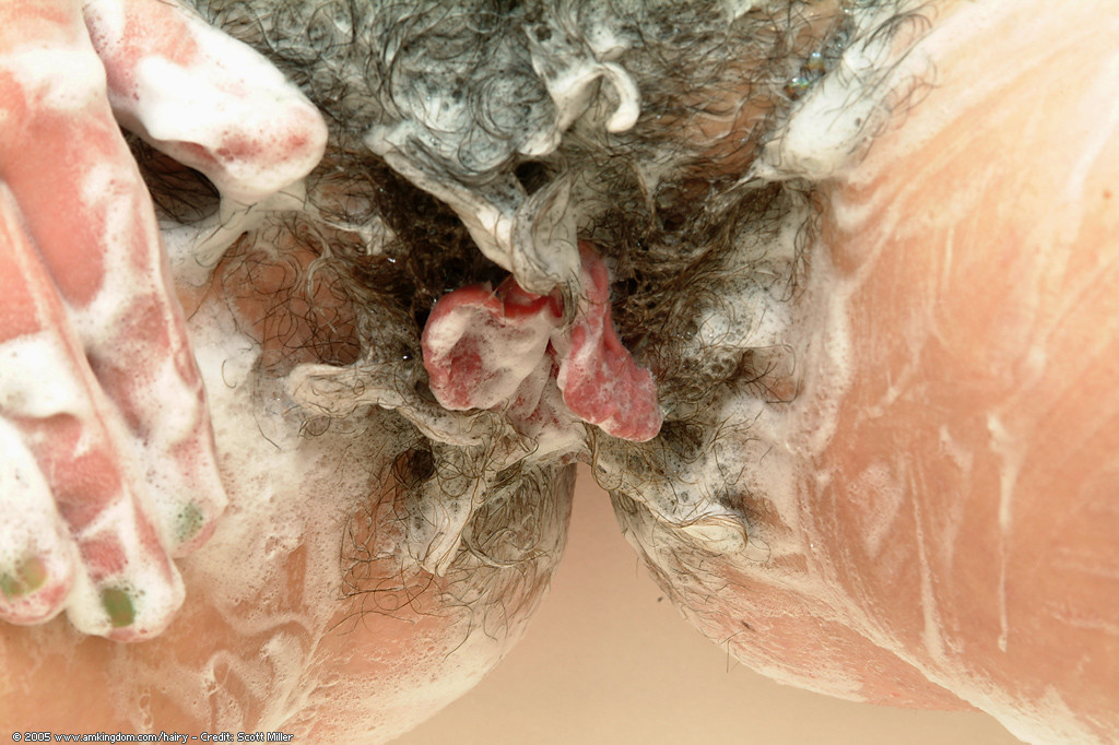 nutcheesecakeworld:  elascheide:  GEILE SCHEIDE FOTZEN LIPPEN WASCHEN SCHEIDE LIPPE