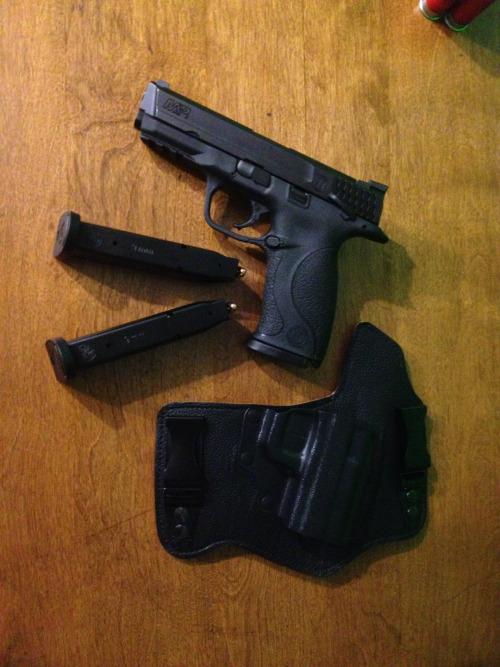 vanilagorila:  My new smith and Wesson m&p 9 4.2 inch barrel  Night sights   And a galco king tuck