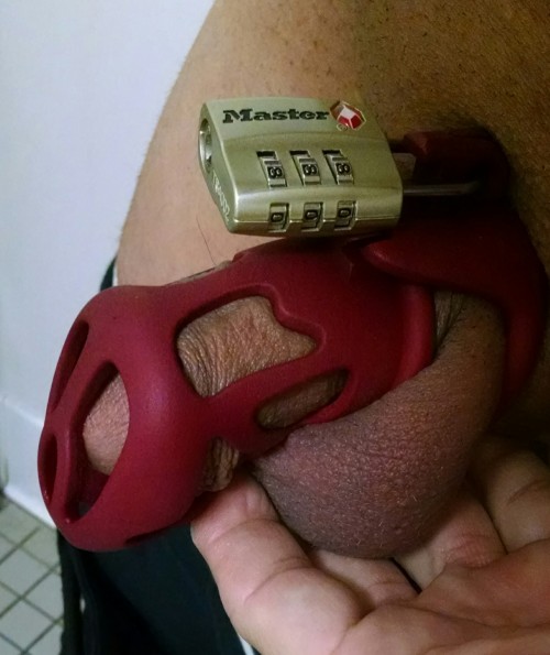 ratemychastitycage: Rated 3 Stars my name is john, and i am a 51 year old  straight male, who i