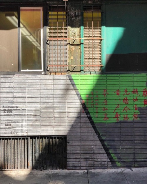 alley life . #streetphotography #sanfrancisco #chinatown #nofilter #minimalzine #urbanlandscape #gre