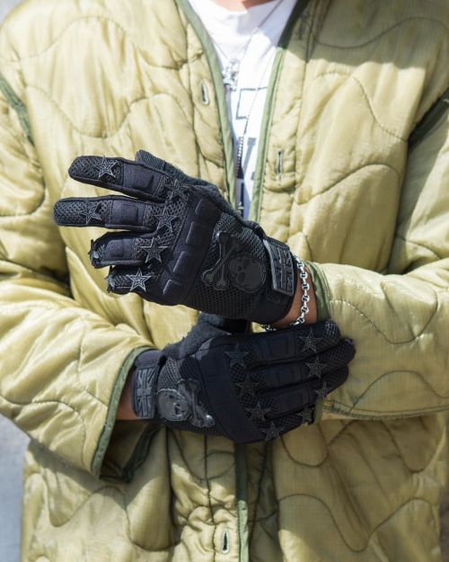 peoplewearingnumbernine:    casino_riv wearing S/S00 Skull Moto Gloves